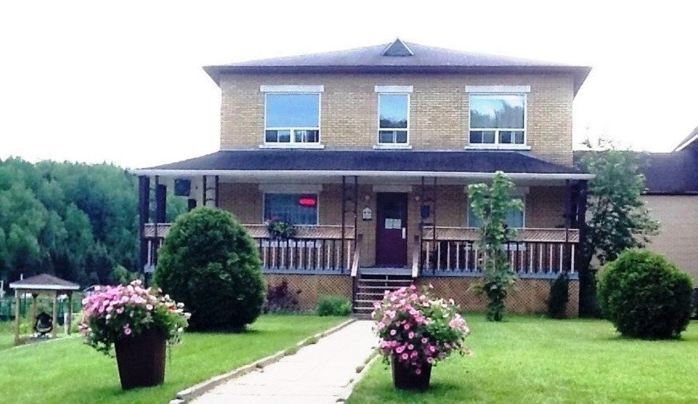 Auberge Du Presbytere De Riviere-Eternite Riviere Eternite Bagian luar foto