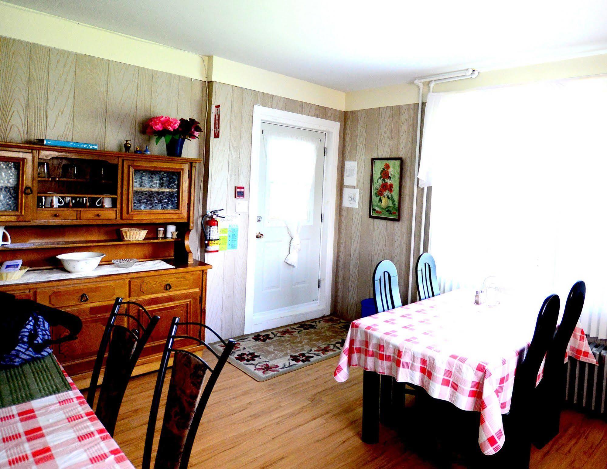 Auberge Du Presbytere De Riviere-Eternite Riviere Eternite Bagian luar foto