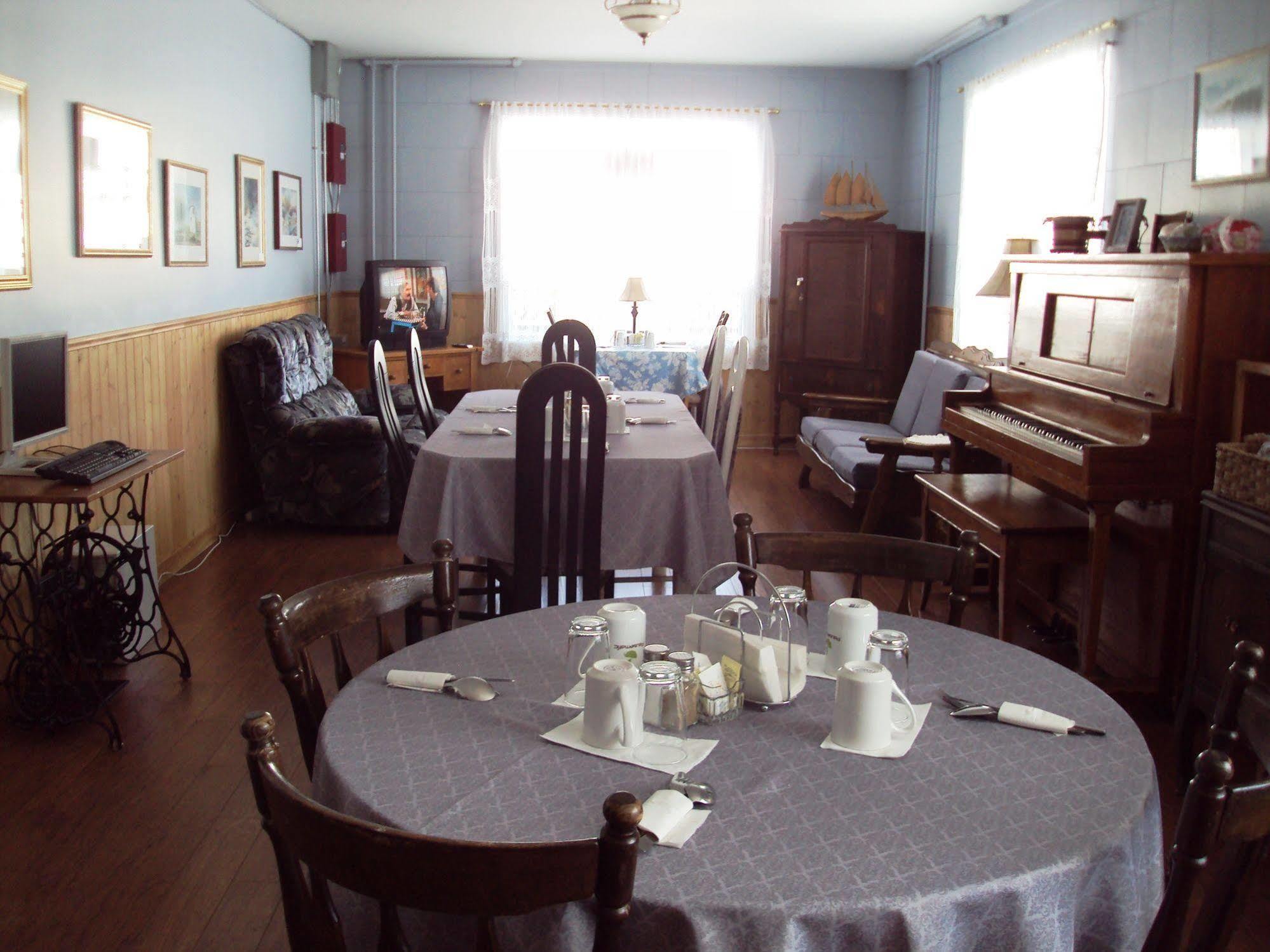 Auberge Du Presbytere De Riviere-Eternite Riviere Eternite Bagian luar foto